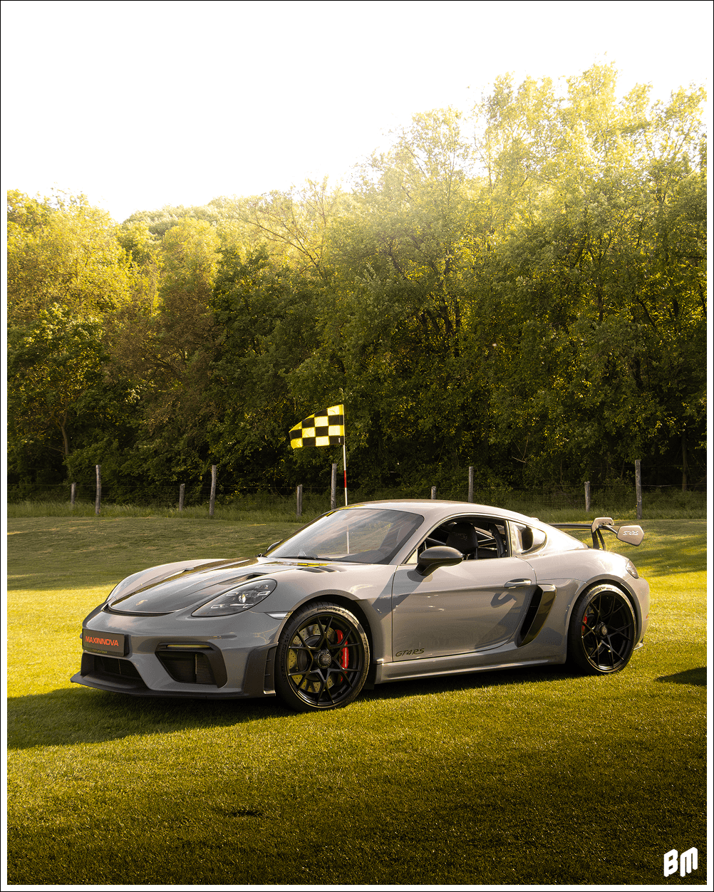 Szürke Porsche GT4 RS egy szabadtéri rendezvényen, oldalnézetből